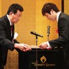 式典で前田会長㊧から代表者に表彰状が贈られた