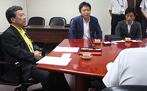 災害時の畳の重要性を紹介する前田 委員長（左から２人目）