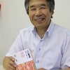 出版１００年の『行人』を手に梶川さん