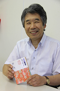 出版１００年の『行人』を手に梶川さん