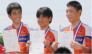 チームスプリントで優勝した（左から）布居、橋本、南選手