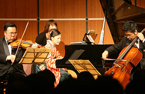 美しい音色を会場に響かせる出演者（左から澤さん、小川さん、北口さん）