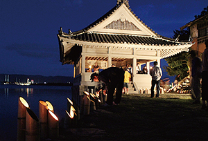 竹灯籠とライトアップされた観海閣