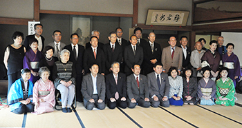 １１代目・木村平右衛門さん（前列右から５人目）を囲んで記念撮影