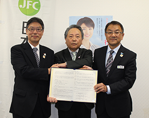 覚書を手に握手を交わす（左から）堀江田辺支店長、笠野会長、加野和歌山支店長