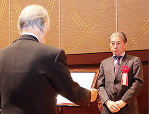 楠山会長㊧から顕彰を受ける三村さん