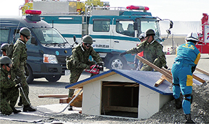倒壊家屋からの救助活動の訓練