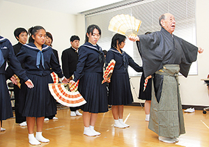 小林さん㊨に舞の動きを教わる生徒