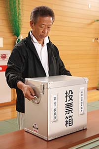 投票箱を設置する職員（２９日午前、大新小）