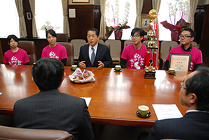 仁坂知事（手前左）に日本一を報告する川社長（奥中央）ら