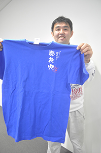実行委作成のシャツを手に脇田副会長