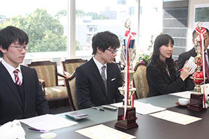 日本一を報告した（左から）永人さん、正人さん、春香さん