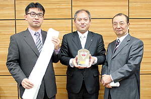 開発に関わった（左から）中田代表取締役、山際研究員、大家社長