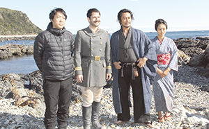 撮影現場で田中監督、ケナンさん、内野さん、忽那さん（左から）