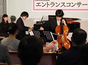 小田原さんのチェロなどが演奏された