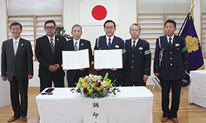 調印を終えた川村会長（左から３人目）と丸木交通部長（同４人目）