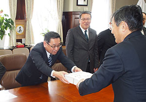 仁坂知事㊨に署名を手渡す稲葉会長