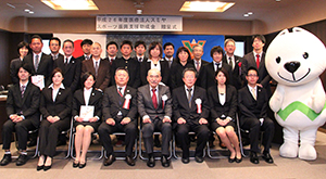 岩﨑理事長（前列左から５人目）と選手ら