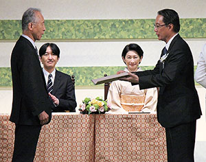 秋篠宮ご夫妻の前で表彰を受ける雜賀社長㊧