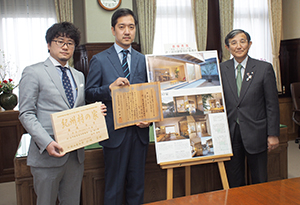 （左から）表彰された近川さん、辻さんと仁坂知事