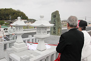 除幕された静火神社旧社地の石碑