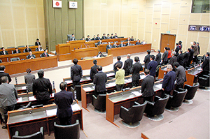 議員発議の政策条例を全会一致で可決する市議会（２６年１２月）