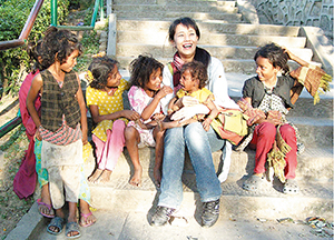 ネパールの子どもたちと松村さん