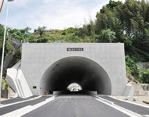 広くなった新しい城山トンネル（黒江側から）