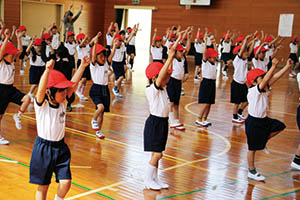 踊りを練習する山口小学校の１、２年生