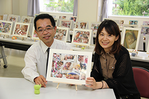 杏果ちゃんの写真と一緒に、三輪雅子さん㊨と夫の宗毅さん