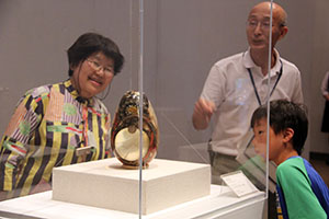 卵型の作品を紹介する浜田副館長（右奥）