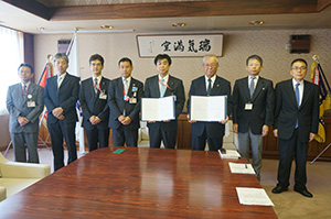 締結式に出席した岩中局長（左から５番目）、中芝市長（同６番目）ら