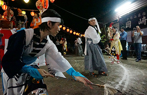 披露された伝統の岡崎団七踊り
