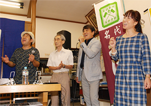 一緒に歌う（左から）神村さん、小林会長、大江さん、太田さん