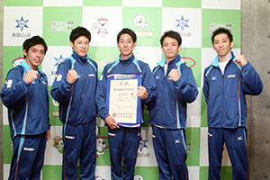 優勝に貢献した田中和仁㊨と弟の佑典（左から４人目）