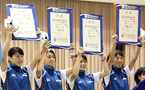 １位の表彰台に立った少年女子の（左から）巾下、東莉央、東晟良、市川監督