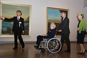 県立近代美術館で日本画を鑑賞される常陸宮ご夫妻