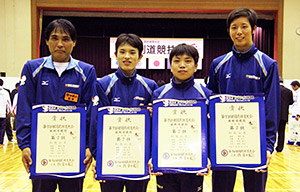 入賞した少年男子県チーム（左から榎本篤監督、西岡、辻本、森）