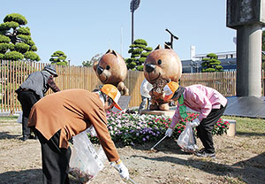 紀三井寺公園周辺を清掃する参加者ら