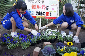 花を植える生徒