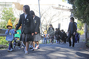 園児の手を引いて神社に向かう中学３年生