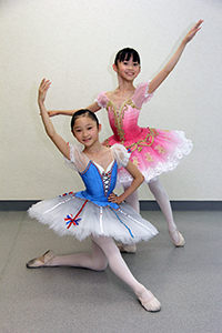 バレエで活躍する双子の姉妹・茉莉亜さん㊨と友莉亜さん