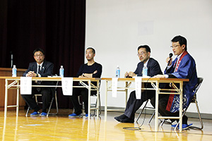 トークセッションに臨む（左から）田中さん、川添さん、藻谷さん、利光さん