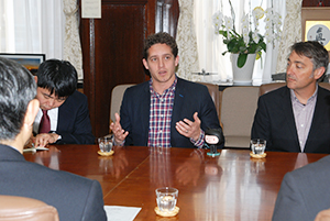 仁坂知事（手前左）を訪問したチャコン氏（県庁知事室）
