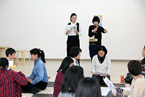 上田さん（奥右）、趙さん（同左）によるグループワーク