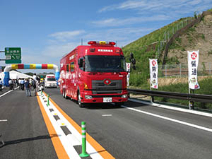整備効果が現れている京奈和自動車道・紀北西道路（開通式の様子）