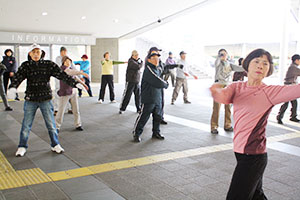 中川さん（手前右）の指導で体操する参加者ら