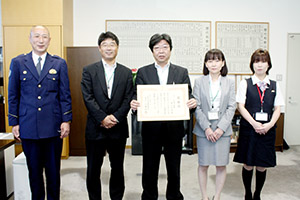 （左から）江南署長、嶋上席業務役、宮本支店長、荒木次長、尾崎さん