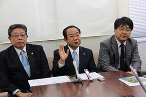 会見する（左から）豊田代表、由良氏、下角委員長