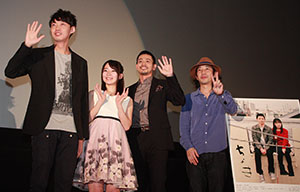 舞台あいさつに登場した（左から）金井監督、増田さん、吉沢さん、おおはたさん